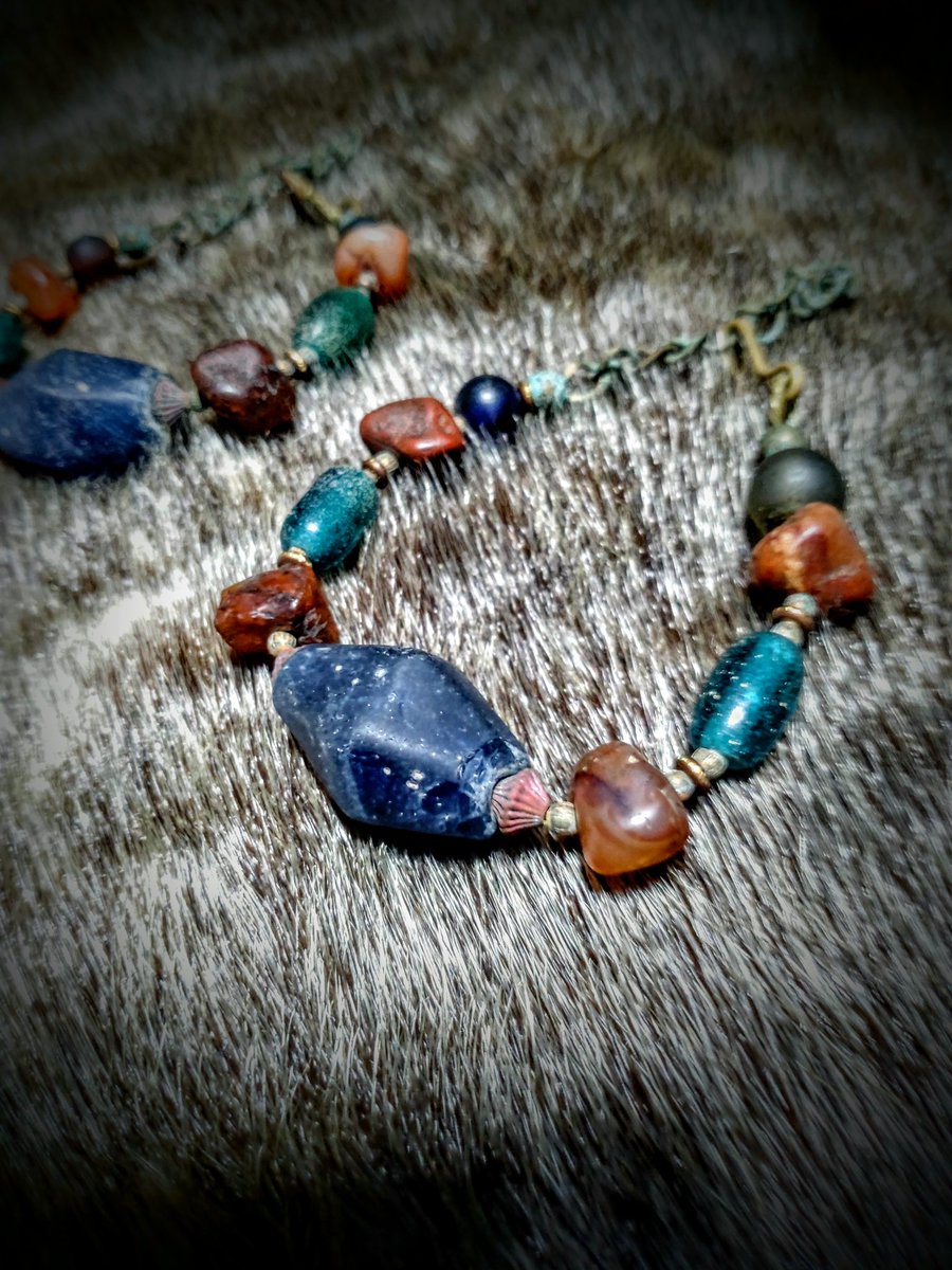 ジャワ島出土の青いガラスビーズをトップに、周りにもオールドビーズや