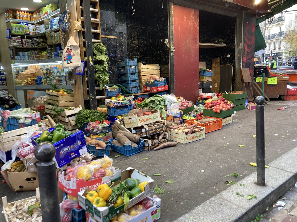 Enlèvement ce matin d’étalages illicites #chateaurouge <a href="/PMdeParis/">Police Municipale de Paris</a> <a href="/KevinHavet/">Kévin Havet</a>