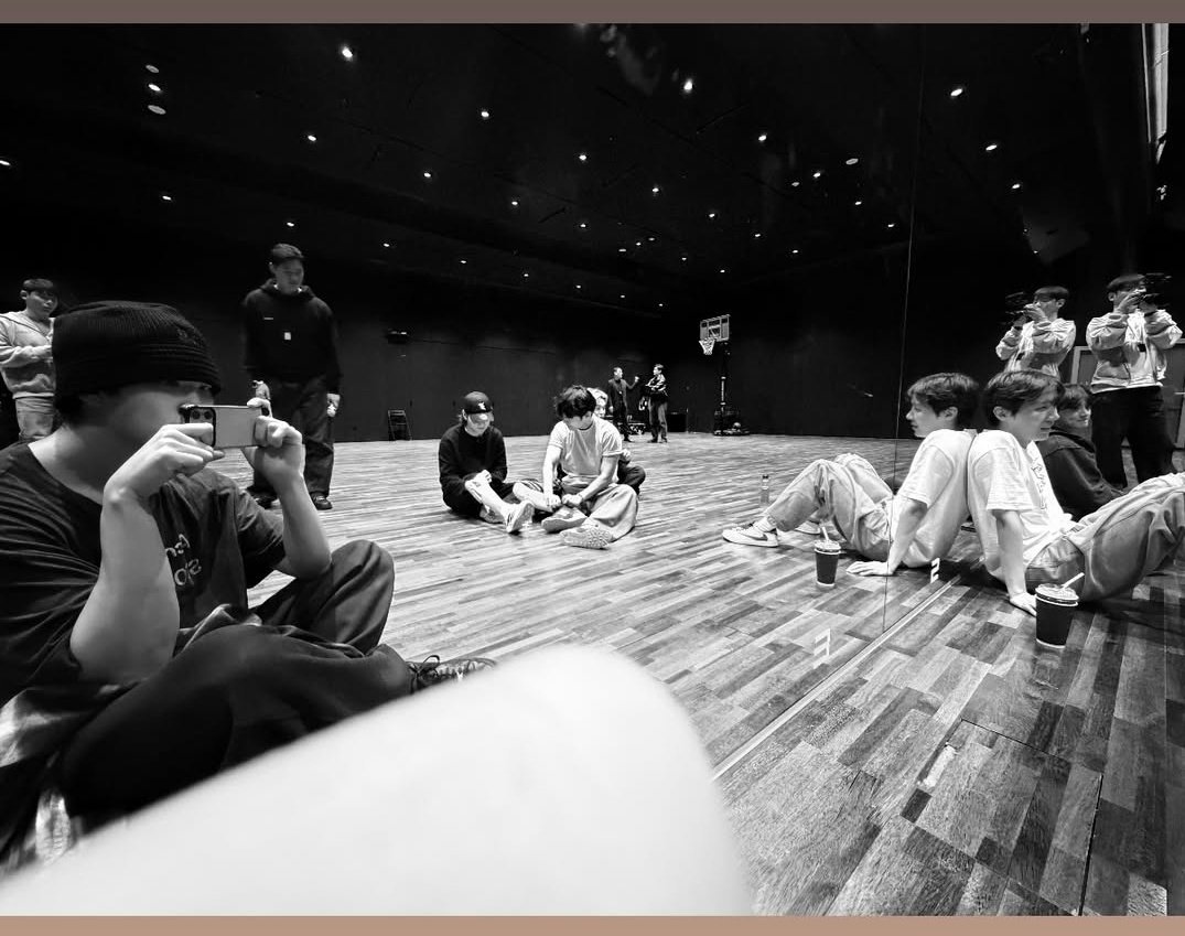 UNIJUNOT's tweet image. あーナムさんありがとう💜
ジンくんだけいないかな。早めの退勤かしらね～
#BTSis7