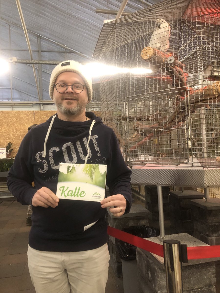 kallevihtari's tweet photo. Hyvää Oskarin päivää ja hyvää joulukuuta. Kuvassa näet kaksi Kallea, jotka molemmat suosittelee ostamaan kukkia. #kalle #ostakukka #viherlandia https://t.co/mynzdYiR04
