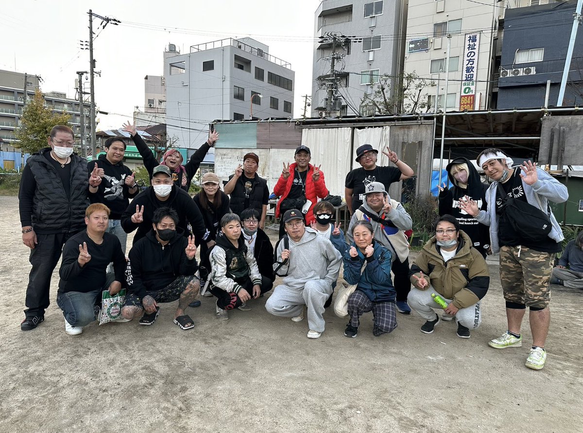 yasuhiro2240's tweet photo. 炊き出しお疲れ様でした。
今年最後だということで寂しく感じますが
現地の人がまた来年も元気に並んで美味しいって喜んでくれたらいいですよね！
演者の皆さん本当にお疲れ様でした。
主催の修羅くん　いつも有難う😊
下準備主力の　しゅん&amp;まりちゃんも　お疲れ様　いつも有難う😊
#修羅川隆法
#西成 https://t.co/3plYK0bZIl