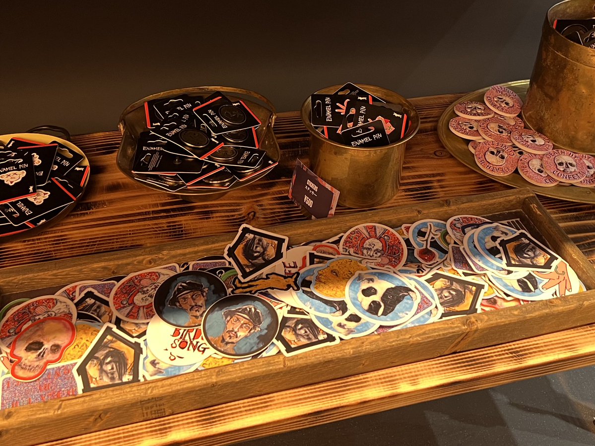 c__m_i_r_d's tweet image. お仕事終わりジョニーの個展に！またお金を使ってしまった……でも材料が豊富すぎたおかげで絶対カッコいいの作れる！