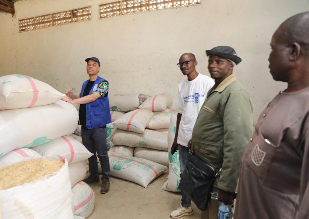 PNUDCameroun's tweet photo. 🌾 Une variété d'opportunités de subsistance durable, pour des familles. grace au @PNUDCameroun 
Les magasins de stockage des GIC à #Ldamang EN🇨🇲, témoins d’un travail acharné et d’une résilience exemplaire. Le renforcement des hangars et boutiques à ##Tourou & #Assigachia s’annonce :
#StabilisationInAction