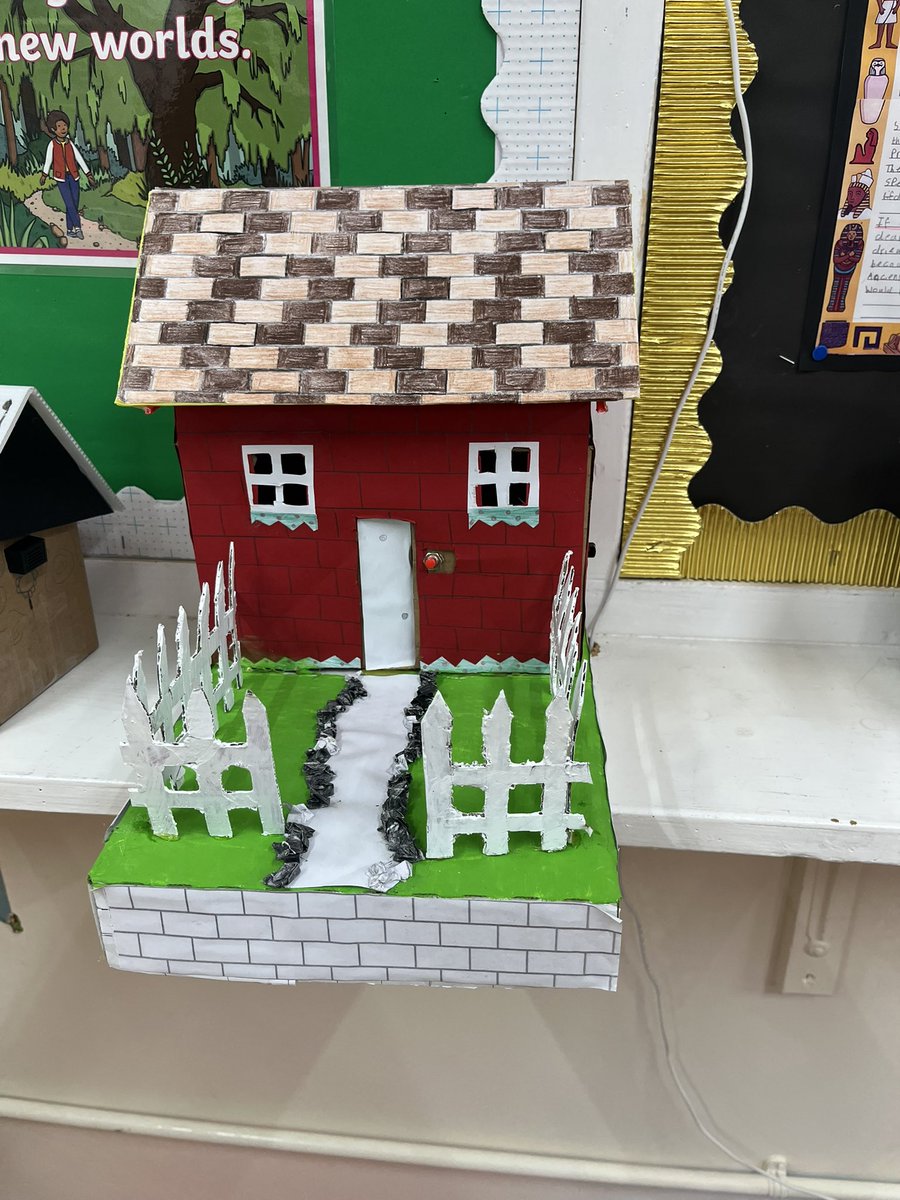 WjgsS's tweet image. The winning houses from class 3.3 #design #electriccircuits. Work doorbells and lights in all. @WjgsS