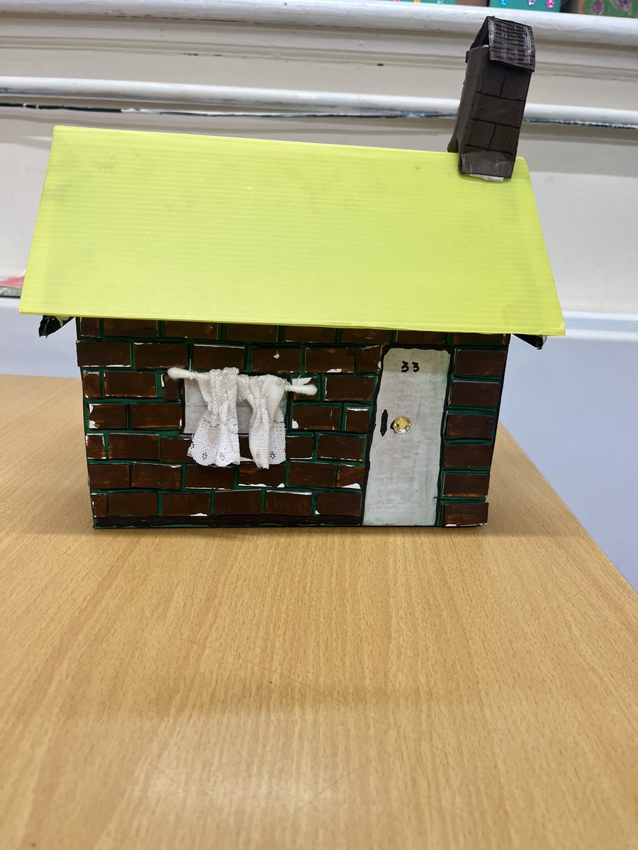 WjgsS's tweet image. The winning houses from class 3.3 #design #electriccircuits. Work doorbells and lights in all. @WjgsS