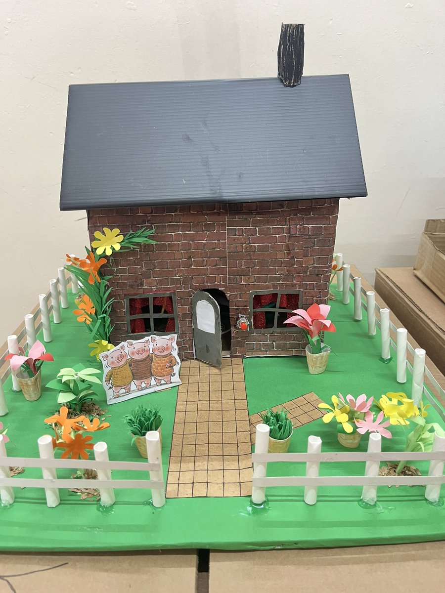 WjgsS's tweet image. The winning houses from class 3.3 #design #electriccircuits. Work doorbells and lights in all. @WjgsS