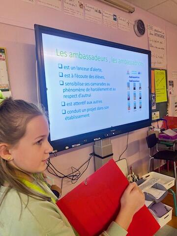 L’école du Clos de la ferme comme 3 autres écoles de la circonscription de Torcy participe à l’expérimentation Élèves Ambassadeurs dans le 1er degré. 9 CM2 ont été formés au harcèlement scolaire et ont présenté leurs missions. Bravo aux élèves et aux équipes pour leur engagement!