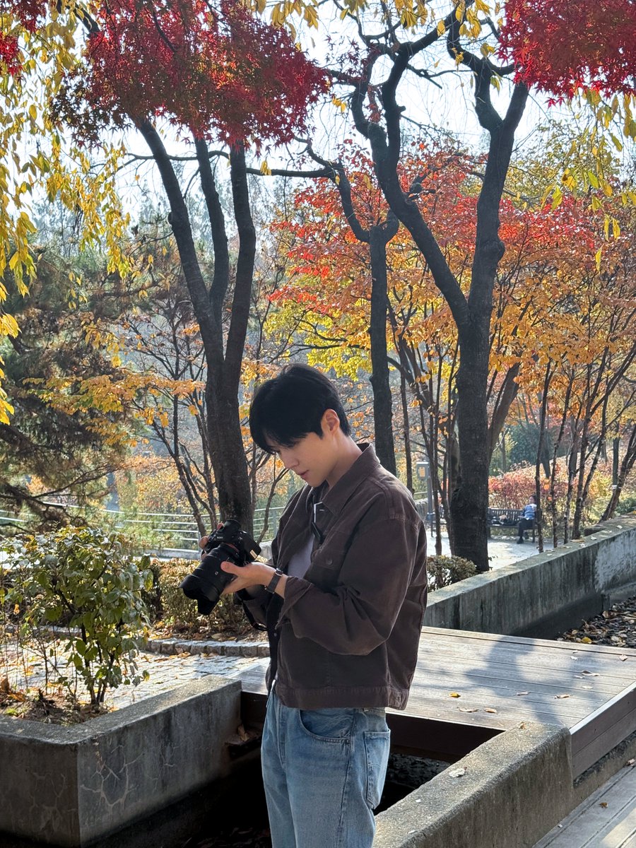 KIMSEONHO_offcl's tweet image. [🎁] #SEONHOpic

가을을 담는 선호 배우🤎📷

#김선호 #KIMSEONHO
