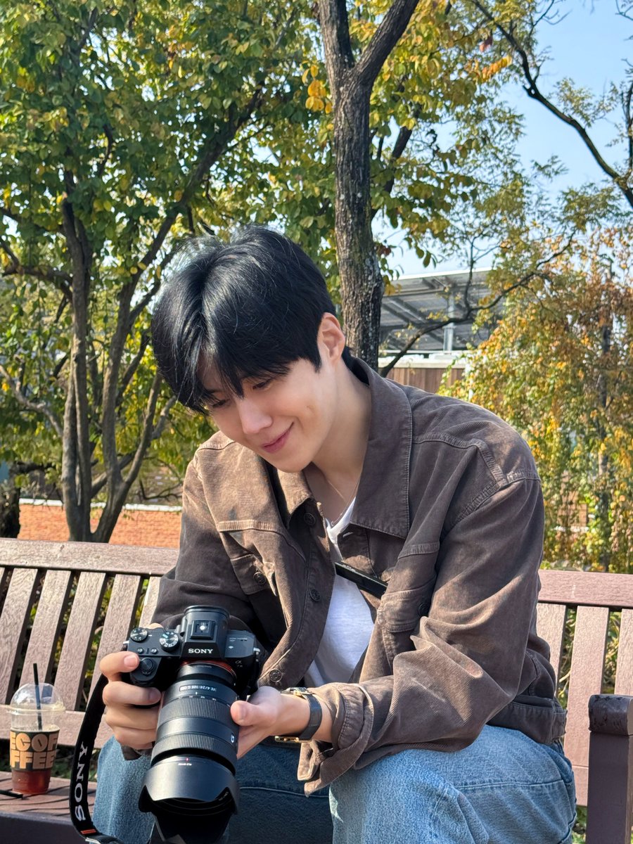 KIMSEONHO_offcl's tweet image. [🎁] #SEONHOpic

가을을 담는 선호 배우🤎📷

#김선호 #KIMSEONHO