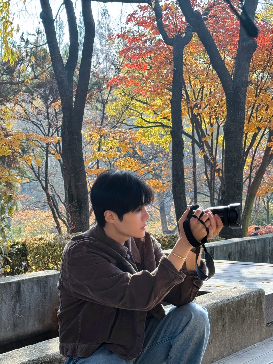 KIMSEONHO_offcl's tweet image. [🎁] #SEONHOpic

가을을 담는 선호 배우🤎📷

#김선호 #KIMSEONHO