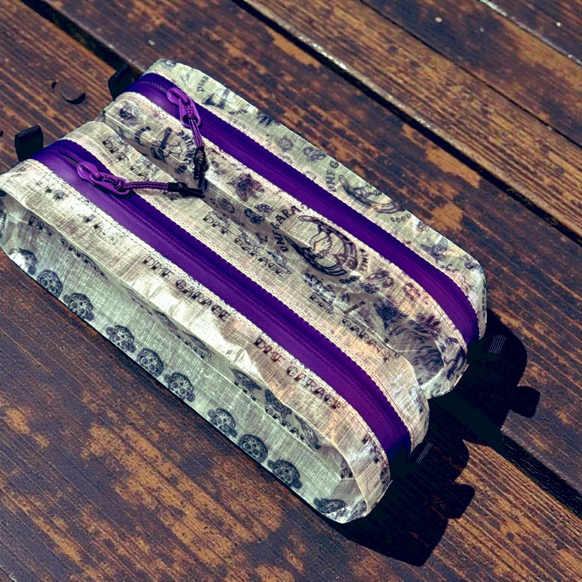 新作アイテムを試作中です。
Dyneema® Composite Fabric（DCF）仕様のケース。

軽量・高強度・耐水性を備えるDCFなので、カトラリーケース、ペグケース、小物入れなど色んな用途にお使い頂けるかと。

止水ファスナーにしてあるので使い勝手も◎
早ければ今月中にリリースできたらと思います。