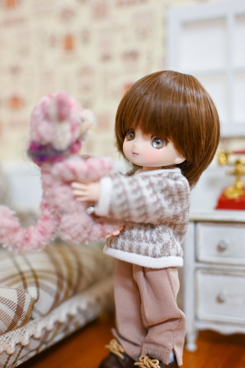 未だに名前のない人間の子。ウィッグを自分好みにカットしたら、今までよりもっと愛着が湧いてきた。新しくお迎えした服も似合ってる

トラちゃんを大切そうに抱えて、今夜はどんな夢を見るんだろう
#すずー