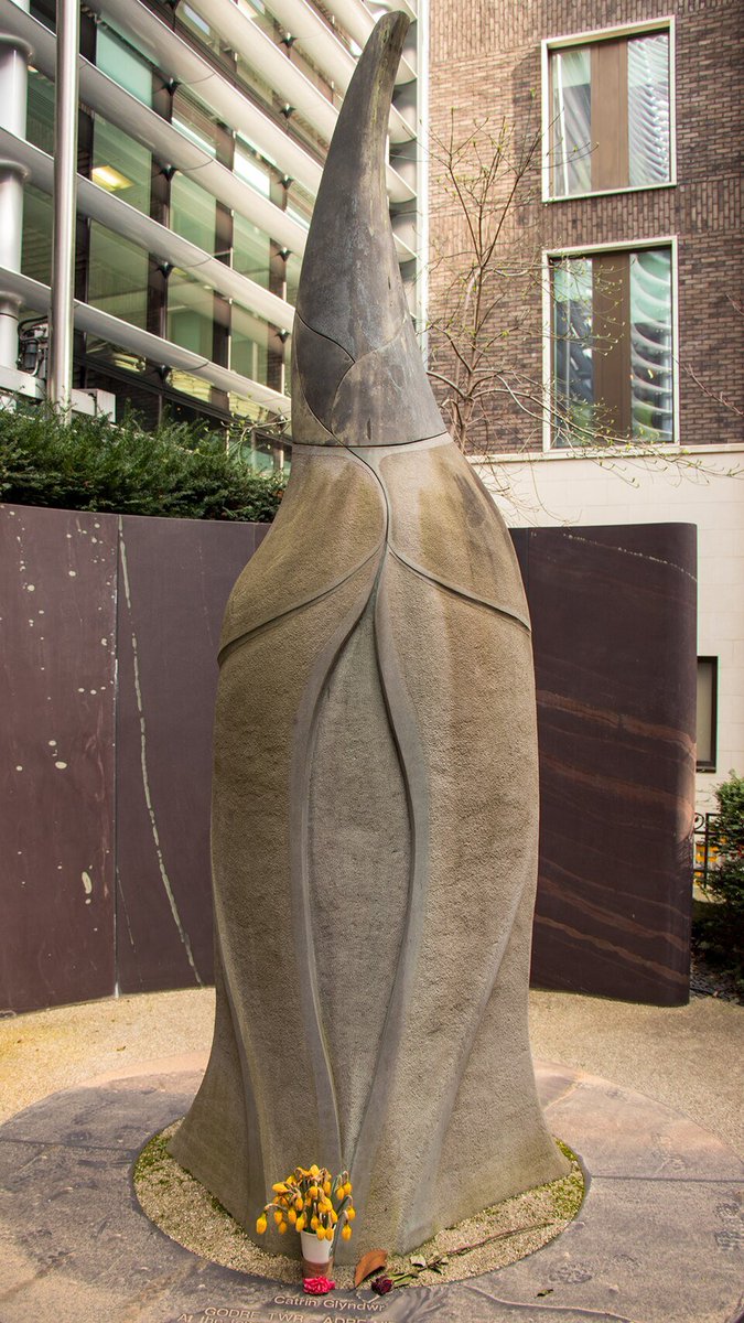 🏴󠁧󠁢󠁷󠁬󠁳󠁿 Princess Catrin and her 2 children were taken prisoners to the Tower of London, after Harlech Castle fell to the English in 1409.

She was daughter of Tywysog Owain Glyn Dŵr. All three were buried in St Switan's Church, London on this day, in 1413. 

📷 St Switan's, London.