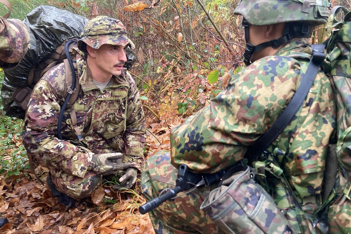 JGSDF_pr's tweet image. 🇯🇵🇮🇹🇫🇷🇩🇪🇵🇱🇪🇸🇬🇧#陸上自衛隊 は、欧州本土における初の実動訓練となるイタリア陸軍主催多国間空挺演習「#マングスタ ２５」に参加し、日伊仏独波西英の共同による空挺作戦を演練しました。…