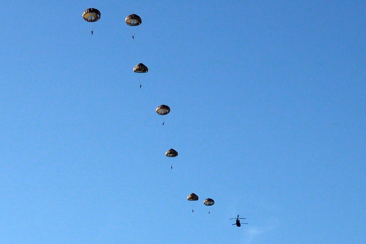 JGSDF_pr's tweet image. 🇯🇵🇮🇹🇫🇷🇩🇪🇵🇱🇪🇸🇬🇧#陸上自衛隊 は、欧州本土における初の実動訓練となるイタリア陸軍主催多国間空挺演習「#マングスタ ２５」に参加し、日伊仏独波西英の共同による空挺作戦を演練しました。…