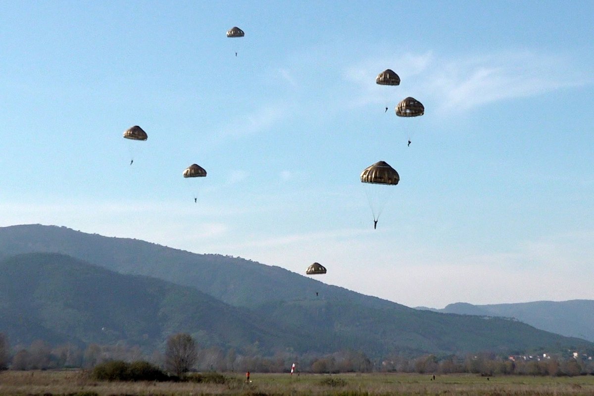JGSDF_pr's tweet image. 🇯🇵🇮🇹🇫🇷🇩🇪🇵🇱🇪🇸🇬🇧#陸上自衛隊 は、欧州本土における初の実動訓練となるイタリア陸軍主催多国間空挺演習「#マングスタ ２５」に参加し、日伊仏独波西英の共同による空挺作戦を演練しました。…