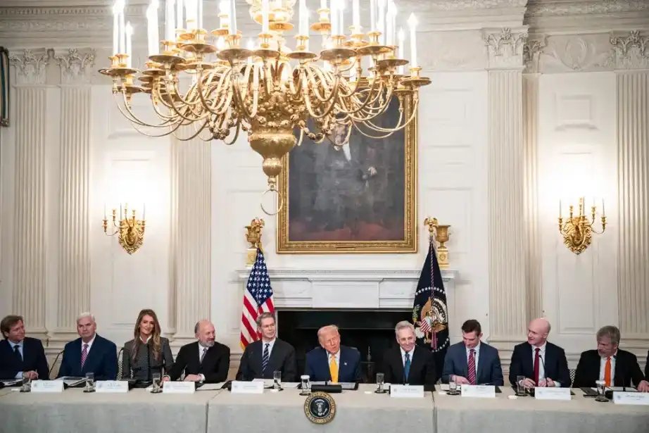 BlockBeatsAsia's tweet image. 《纽约时报》近期连发多文炮轰特朗普政府通过加密货币大肆敛财

今日早些时候，一向被认为是民主党喉舌的《纽约时报》再度抛出重磅长文 Silicon Valley's Man in the White House Is Benefiting Himself and His Friends，矛头直指现任白宫人工智能与加密货币事务主管 David…