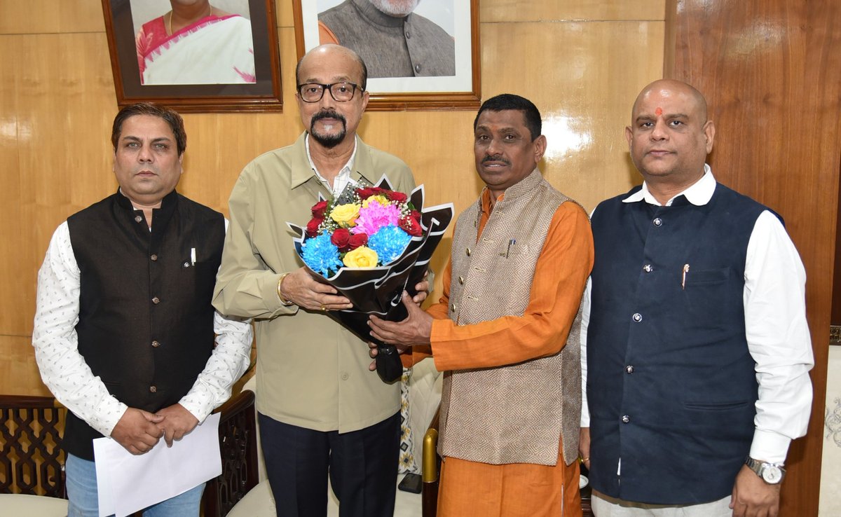 GovernorCG's tweet photo. राज्यपाल श्री रमेन डेका से आज राजभवन में श्रीमद् भागवत कथा आयोजन समिति, रिसाली भिलाई के श्री रमेश गुप्ता ने सौजन्य भेेंट की। उन्होंने भिलाई में आयोजित होने वाले भागवत कथा श्रवण के लिए राज्यपाल को न्योता दिया। https://t.co/KlQdjqsJOv