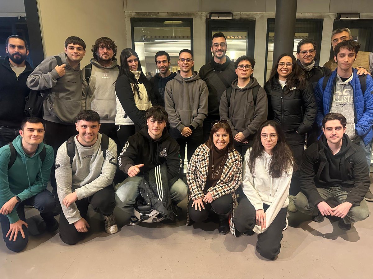 👉🏼El jueves dia 20 de Noviembre, el grupo del ciclo de especialización de Inteligencia Artifical y Big Data del IES Abastos tuvo la oportunidad de participar en un evento de DataBeers VLC  una iniciativa gratuita y abierta al público dedicada al mundo de los datos