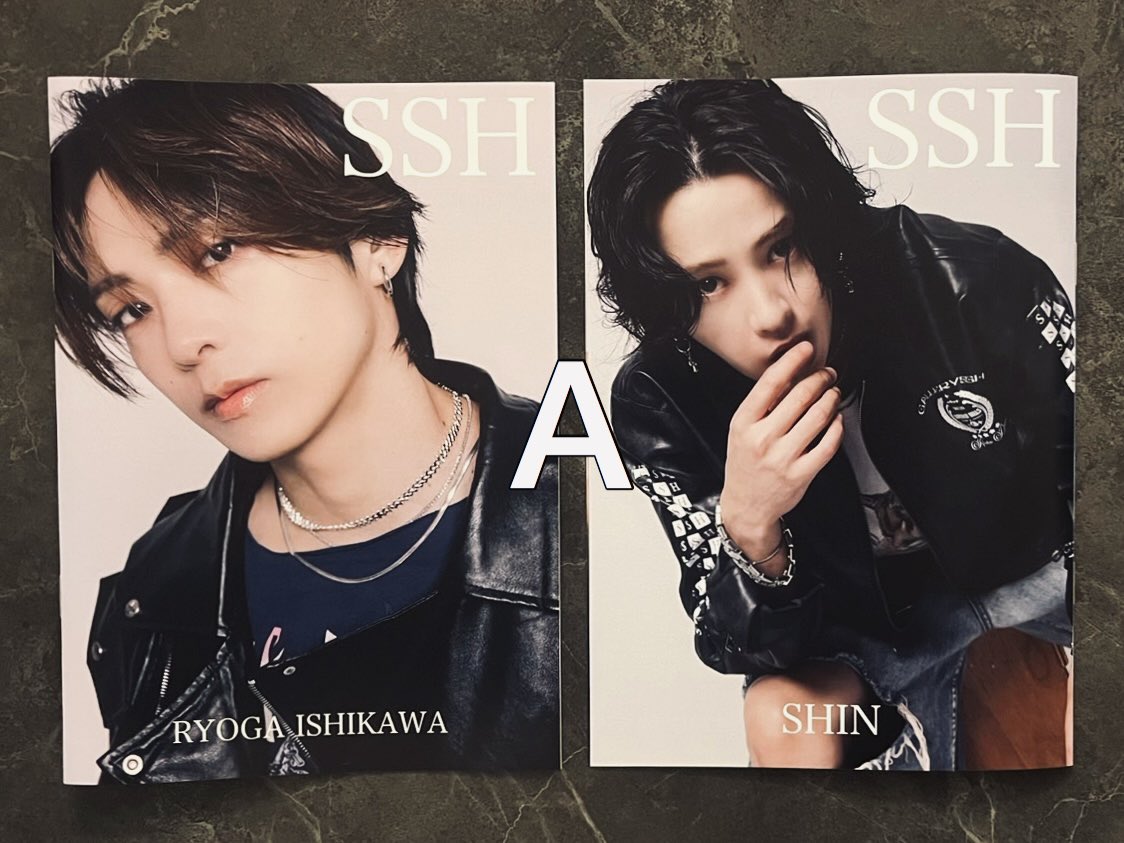 sshbysevensins's tweet photo. SSH写真展がいよいよ今週末に開催！

SSHでは写真展会場、オンライン共に限定アパレル購入特典としてスタイリング冊子をお渡ししております。(内容は全て異なります)
本日は今回のアパレルラインナップと特典冊子を一足先に公開。(会場限定商品もなどもございます)
アパレルグッズ詳細は受注時に解禁。 https://t.co/C00H6W7T4Y