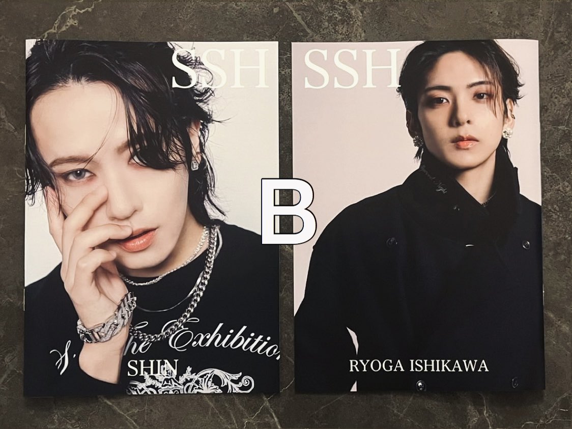 sshbysevensins's tweet photo. SSH写真展がいよいよ今週末に開催！

SSHでは写真展会場、オンライン共に限定アパレル購入特典としてスタイリング冊子をお渡ししております。(内容は全て異なります)
本日は今回のアパレルラインナップと特典冊子を一足先に公開。(会場限定商品もなどもございます)
アパレルグッズ詳細は受注時に解禁。 https://t.co/C00H6W7T4Y