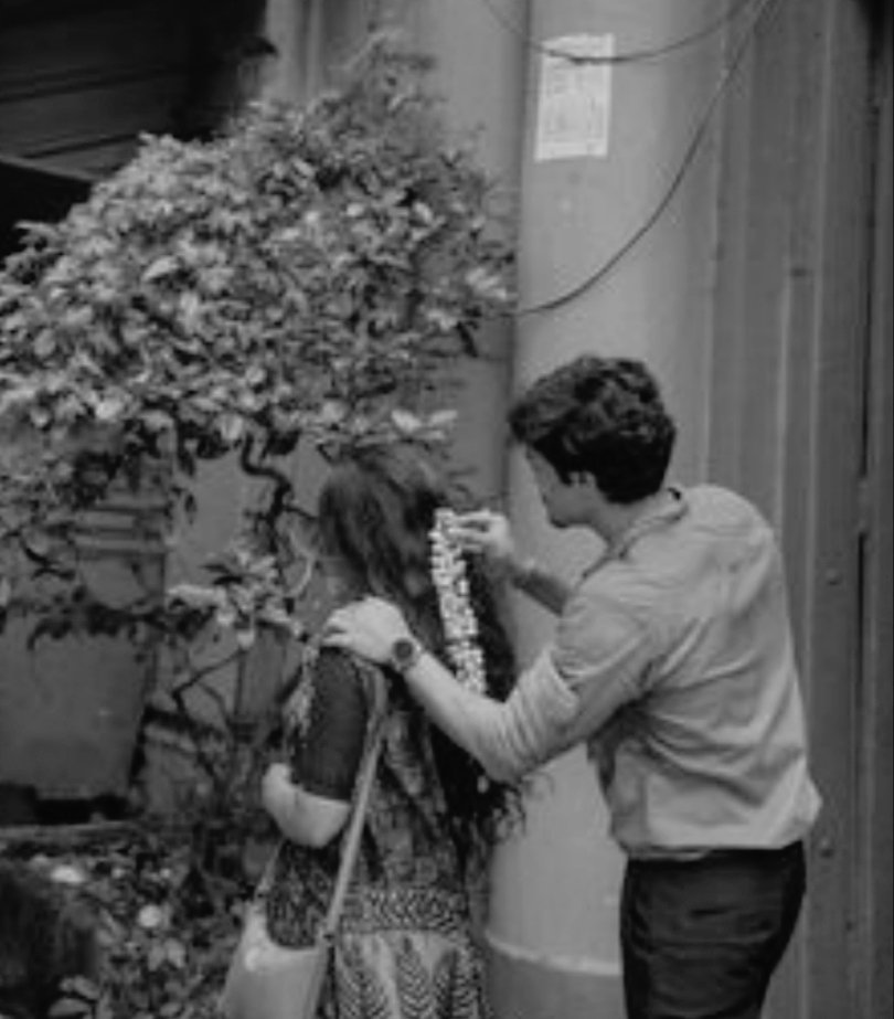 ' प्रेम ' वह धीमी बारिश है 
जो मन में बिना शोर बरसती है।
कोई देख भी ले तो सिर्फ़ भीगा चेहरा दिखता है ,
पर जो भीतर तक भीगा है वही जानता है कि
कितनी गहराई से बादल किसी एक के नाम हुए थे।। 

🤍🌸🤍🌸🤍🌸🤍🌸🤍
.