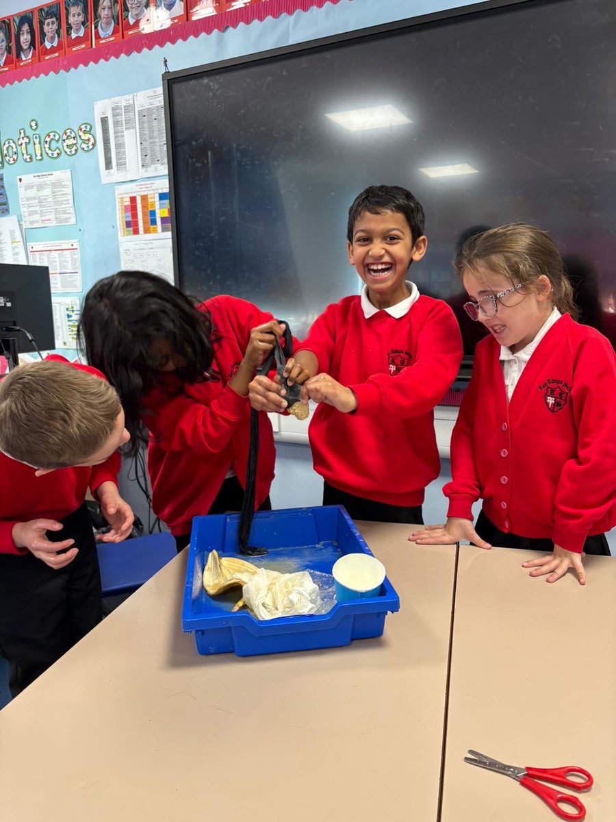 Class 19 finished their week by having a great time digesting biscuits and bananas 🍌