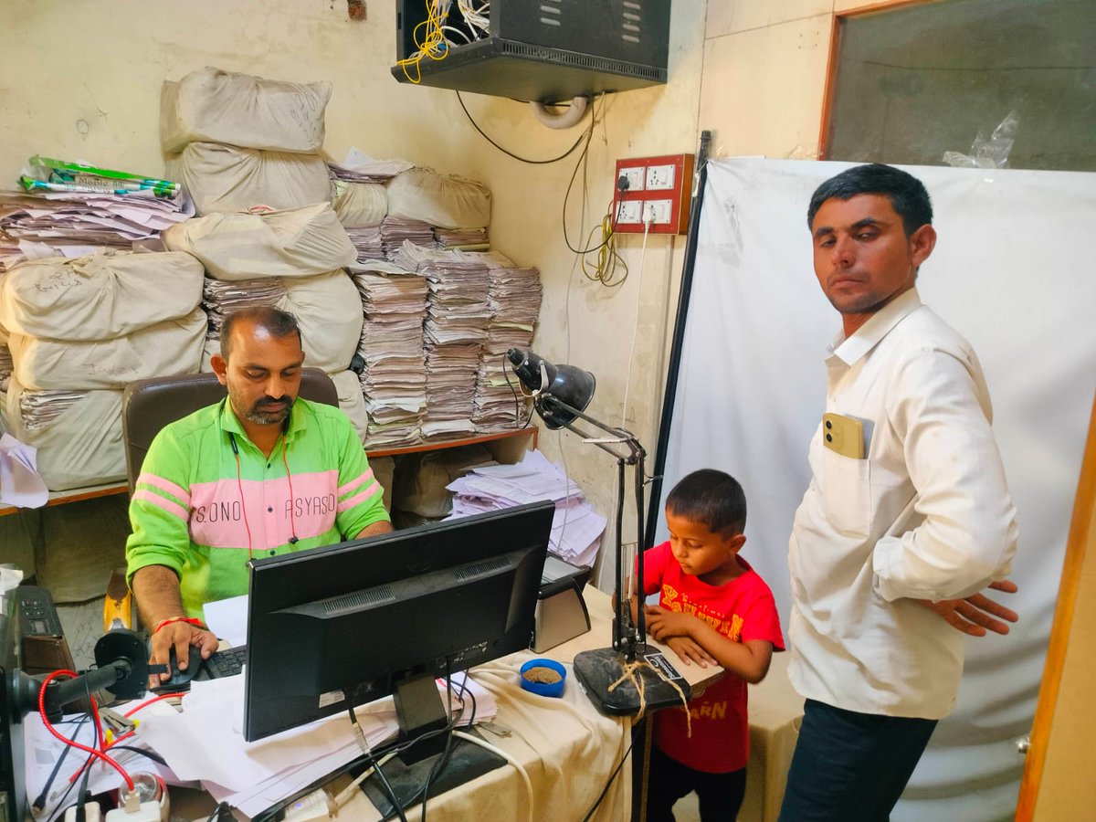 UIDAIMumbai's tweet image. Mamlatdar office Deesa #Banaskantha (Gujarat) visited/inspected by UIDAI AM in which training/awareness given for #UIDAI policy, Valid Document, Mandatory biometric update (MBU) and guidance to residents handling to Operator/Supervisor as on 30th Nov 2025. @UIDAI @GoI_MeitY