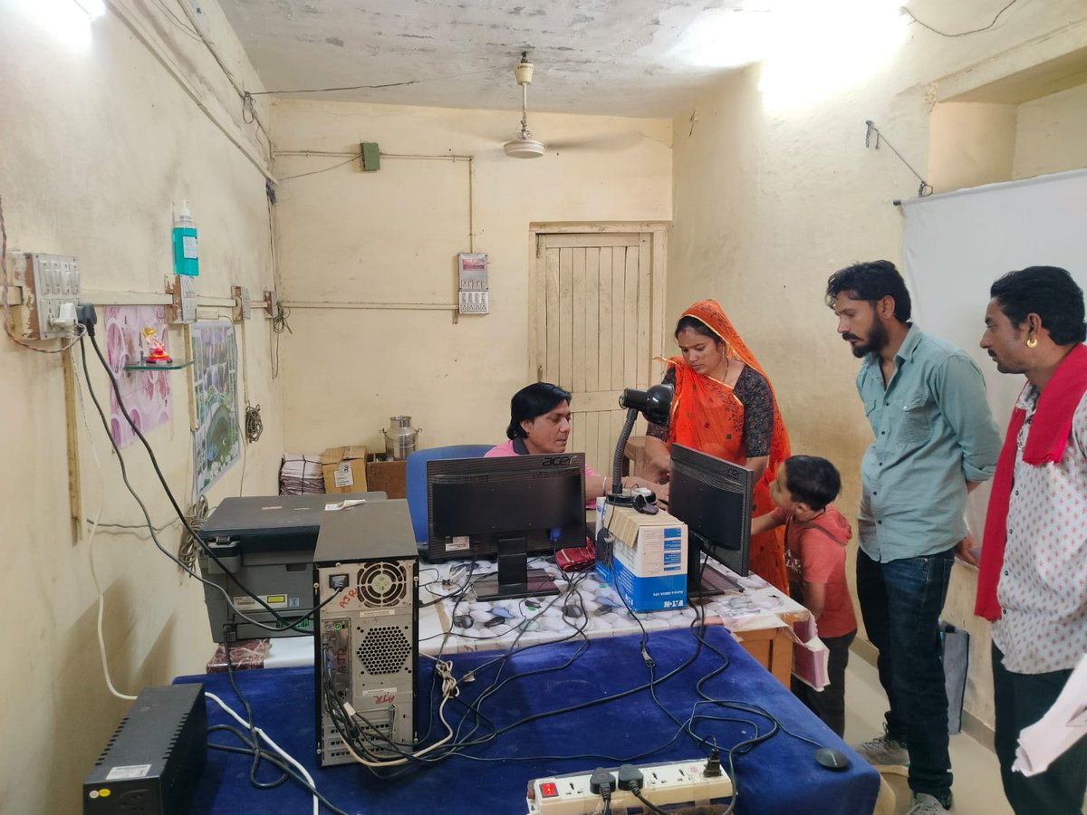 UIDAIMumbai's tweet image. Mamlatdar office Deesa #Banaskantha (Gujarat) visited/inspected by UIDAI AM in which training/awareness given for #UIDAI policy, Valid Document, Mandatory biometric update (MBU) and guidance to residents handling to Operator/Supervisor as on 30th Nov 2025. @UIDAI @GoI_MeitY