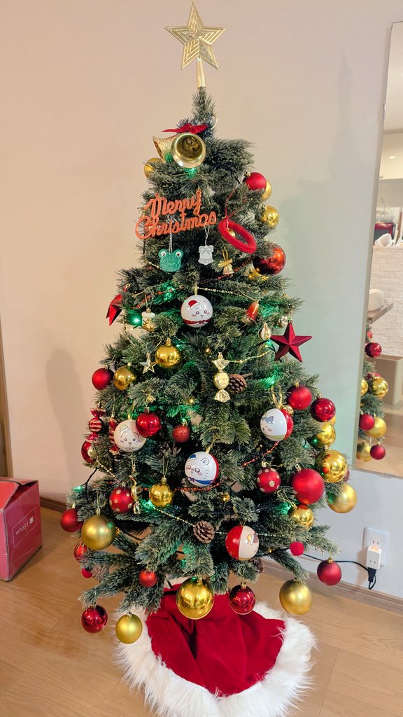 12月になったからクリスマスツリー🎄だした〜
毎年飾りが増えていくから重そうになってきた（笑）