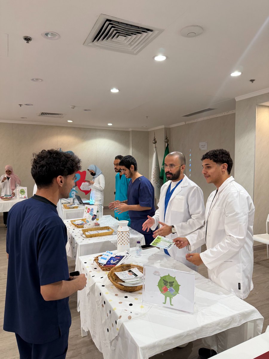 تأكيدًا لدور الكلية في تعزيز الوعي الصحي والسلوكيات السليمة داخل المجتمع..
فعّلت #كلية_الرؤية الطبية بجدة #اليوم_العالمي_للمضادات_الحيوية، وذلك عبر أنشطة توعوية شارك فيها طلبة الكلية بهدف رفع الوعي بالاستخدام السليم للمضادات الحيوية والحد من مقاومتها. وقد تضمنت الفعالية أركانًا