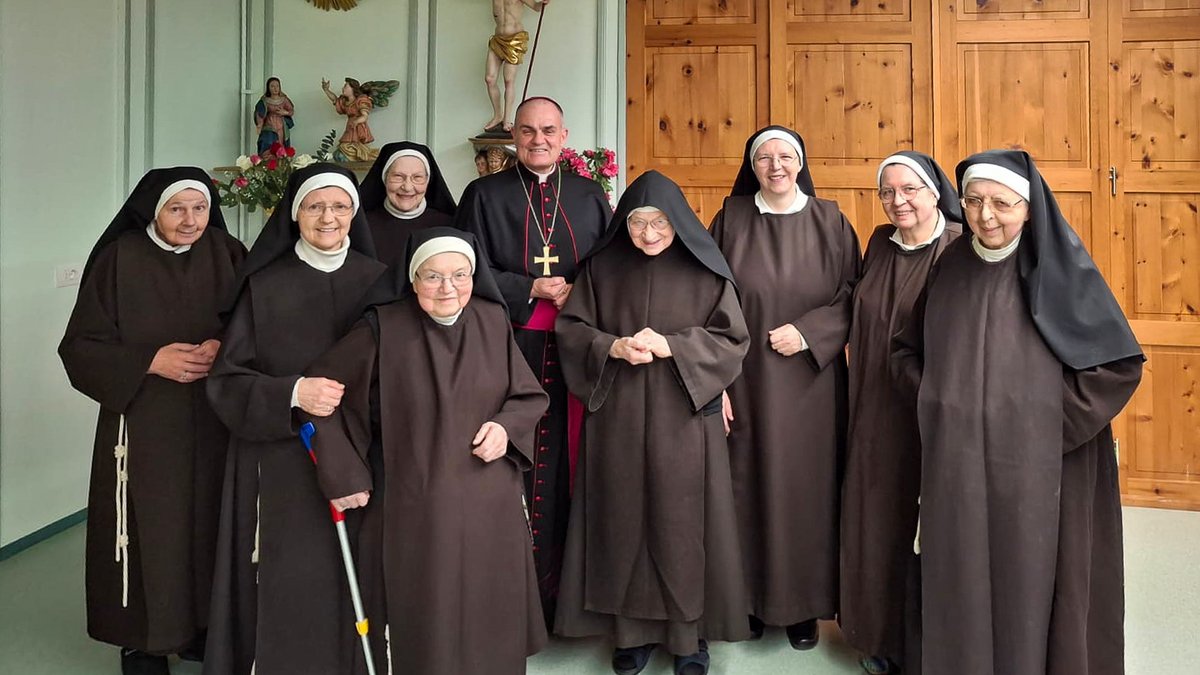 Ieri, prima domenica di Avvento, il vescovo Ivo Muser ha fatto visita alla comunità delle #Clarisse nel convento di Santa Elisabetta a #Bressanone, dove ha celebrato i vespri insieme alle suore e benedetto i locali restaurati del convento. 
facebook.com/DiocesiBZBX