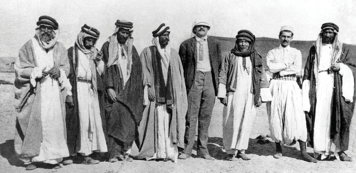 إرستقراطيون الصحراء 

    العرب الأقحاح

حـاكـم ينـوخ دوم قـفـوا الضعـينـا 
ولا نـوخـوا لـكـود حمـر الخواويـر

وصيـنيـتـه بأيـام عسـر السـنـيـنـا 
 عـنـد السنـيـن الحـافـات المعاسيـر 

#ابن_مهيد #مصوت_بالعشا