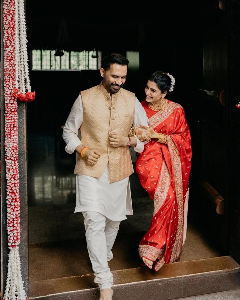 our_rajkot's tweet image. સામંથા રૂથ પ્રભુએ &apos;ફેમિલી મેન&apos;ના ડિરેક્ટર રાજ સાથે બીજા લગ્ન કર્યા!

1 ડિસેમ્બર 2025ના રોજ, એક્ટ્રેસે તેના બોયફ્રેન્ડ અને ફેમસ વેબ સિરીઝ &apos;ધ ફેમિલી મેન&apos;ના ડિરેક્ટર રાજ નિદિમોરુ સાથે બીજા લગ્ન કરી લગ્ન કર્યા છે.

#SamanthaRuthPrabhu #Ourrajkot