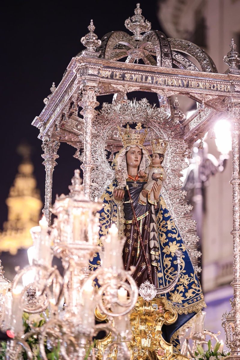 🔵 ORACIÓN A MARÍA |

🙏 Elevamos una oración a la Santísima Virgen para el comienzo del rezo del Santo Rosario.

“Virgen María, cuando mi vida se llene de preguntas sin respuesta, recuérdame tu Sí humilde y valiente. Que también yo aprenda a abandonarme en las manos de Dios