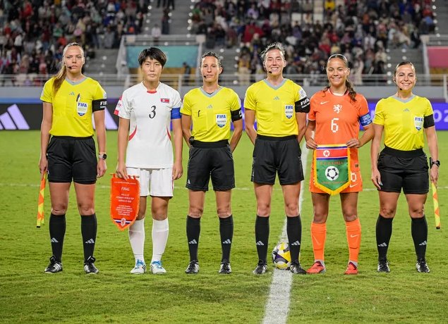 [EN ABIERTO]
Olatz Rivera, árbitra: «Todavía sigo flipando cada vez que me llega una designación» naiz.eus/eu/info/notici…
✍️ <a href="/Amaiuskula/">Amaia Ugarte</a>