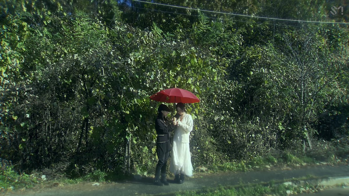 xcong_ss's tweet image. 태연이 높은 곳에 올라갈 때 어린아이 물가에 내놓은 아이처럼 걱정된 표정으로 아래서 지켜봐주고, 비에 젖지 않게 구멍이 나지 않은 쪽을 기꺼이 태연이에게 내어주는 것도 너무나도 사랑이라