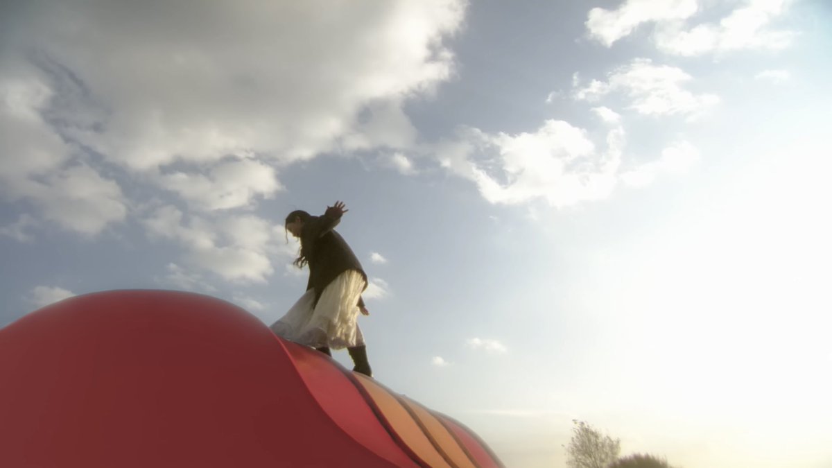 xcong_ss's tweet image. 태연이 높은 곳에 올라갈 때 어린아이 물가에 내놓은 아이처럼 걱정된 표정으로 아래서 지켜봐주고, 비에 젖지 않게 구멍이 나지 않은 쪽을 기꺼이 태연이에게 내어주는 것도 너무나도 사랑이라