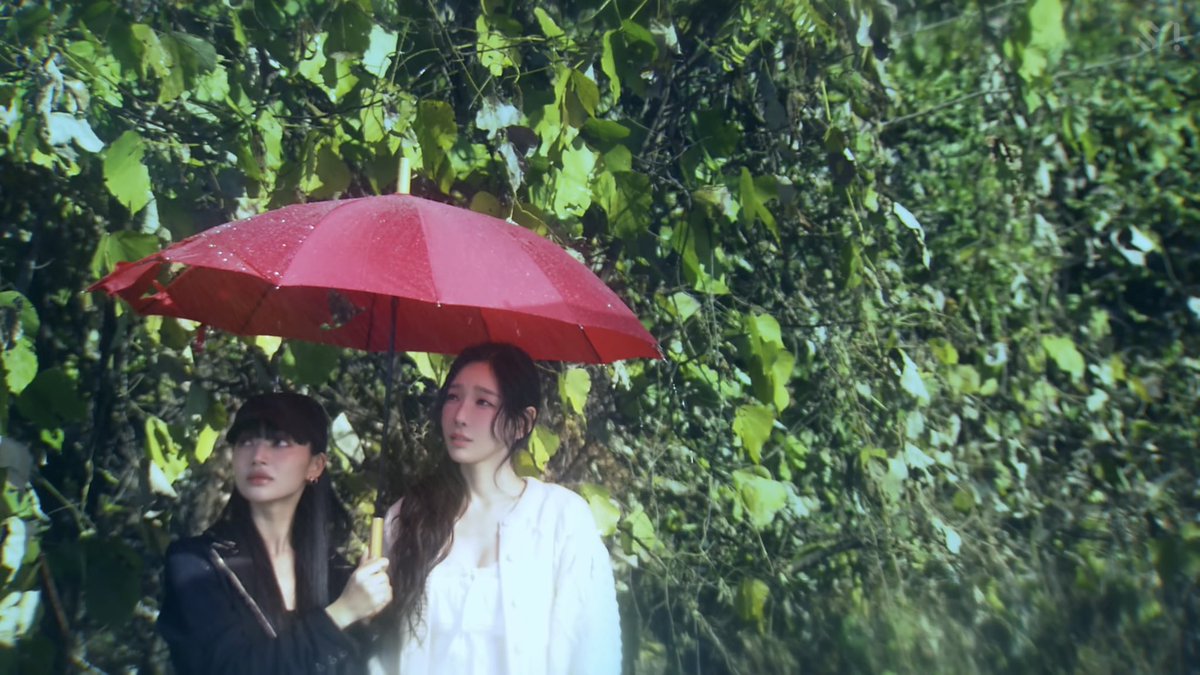 xcong_ss's tweet image. 태연이 높은 곳에 올라갈 때 어린아이 물가에 내놓은 아이처럼 걱정된 표정으로 아래서 지켜봐주고, 비에 젖지 않게 구멍이 나지 않은 쪽을 기꺼이 태연이에게 내어주는 것도 너무나도 사랑이라