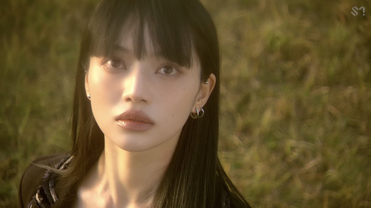 xcong_ss's tweet image. 태연이 높은 곳에 올라갈 때 어린아이 물가에 내놓은 아이처럼 걱정된 표정으로 아래서 지켜봐주고, 비에 젖지 않게 구멍이 나지 않은 쪽을 기꺼이 태연이에게 내어주는 것도 너무나도 사랑이라