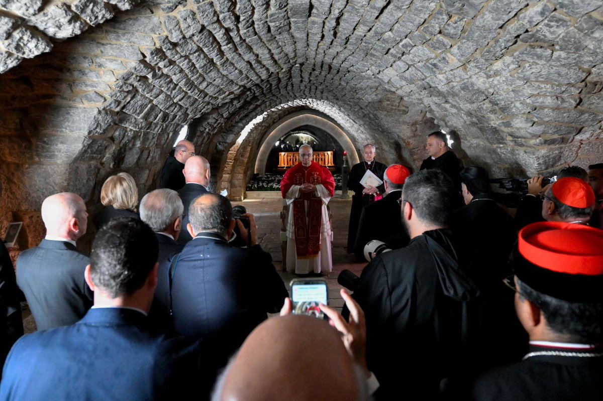 🇱🇧 Léon XIV a entamé sa deuxième journée au Liban en se rendant au monastère d'Annaya, où il a prié dans la grotte abritant les reliques de saint Charbel Makluf.