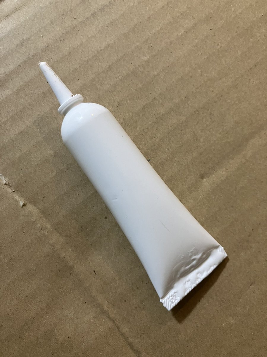 freedom9299's tweet photo. ニトリの家具組み立ての時に入ってる木ダボの接着剤なんやけど今日２本使用して２本ともケツから破裂してそっから使ってるんですがどーにかなりません？w https://t.co/ivRQc0LC1c