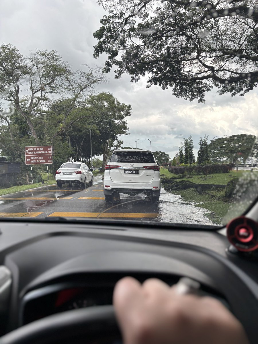 _4ziman's tweet image. With every shower, Kuching feels softer, gentler, just like the lessons I carry from November.