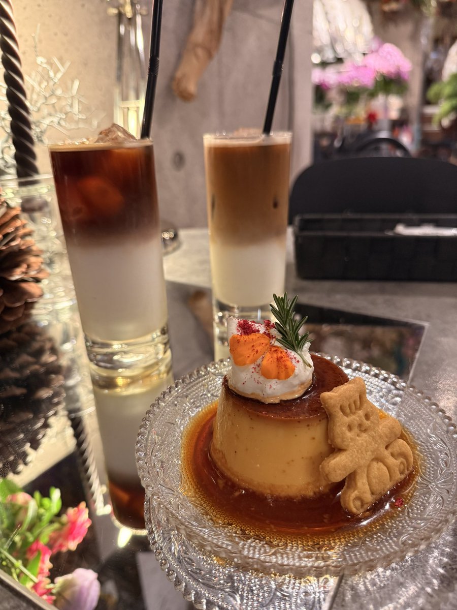 e_r_u_c's tweet image. 仕事の合間にカフェ併設のお花屋さんで新しいお花に出会いに🌸