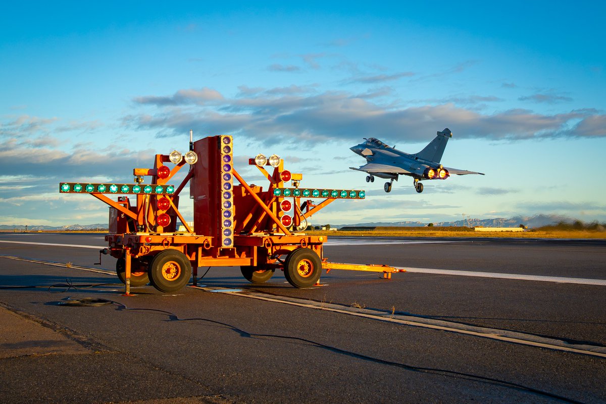 #Entraînement | Les marins du ciel ont conduit des appontages simulés sur pistes sur la BA 125 d’Istres.
🎯Maintenir les pilotes en conditions opérationnelles avant leur déploiement sur le porte-avions Charles de Gaulle.

Merci à l’ <a href="/Armee_de_lair/">Armée de l'Air et de l'Espace</a> pour leur accueil 😉