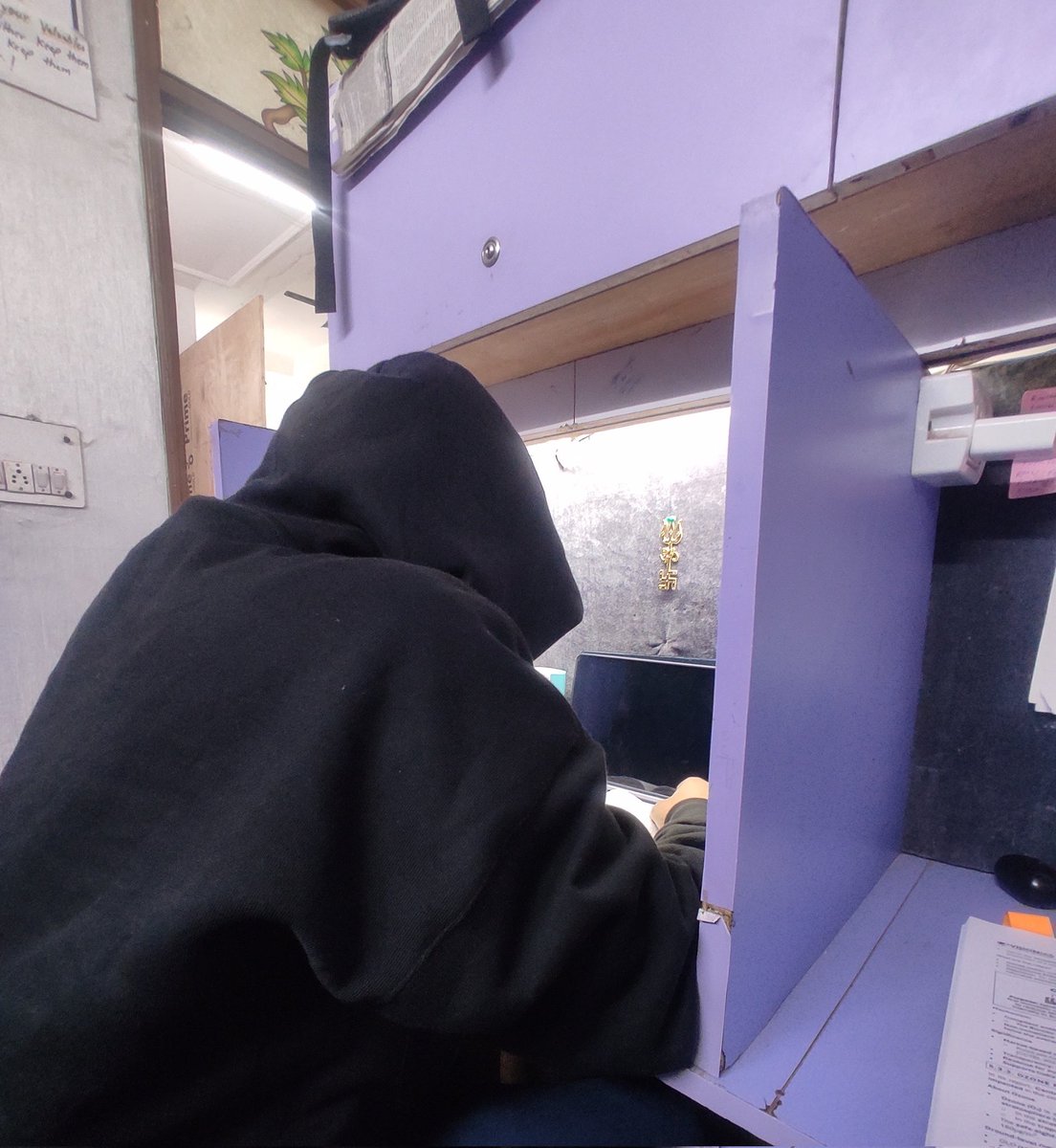 Imniteshkumar's tweet image. रास्ते में फिर वही पैरो का चक्कर आ गया, 
जनवरी गुज़रा नहीं था और दिसम्बर आ गया..