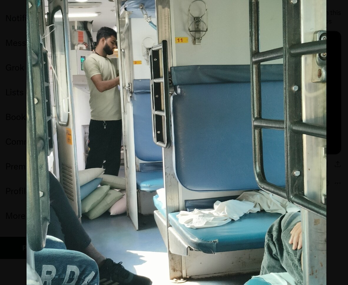 🛏️🚆 Good News for Sleeper Passengers!
From Jan 1, 2026, Southern Railway will provide bedsheets &amp; pillows in non-AC sleeper coaches.
💰 Charges: ₹50 / ₹30 / ₹20
🚉 Facility starts on 10 selected train pairs under Chennai Division.
👏 Comfort upgrade for passengers!