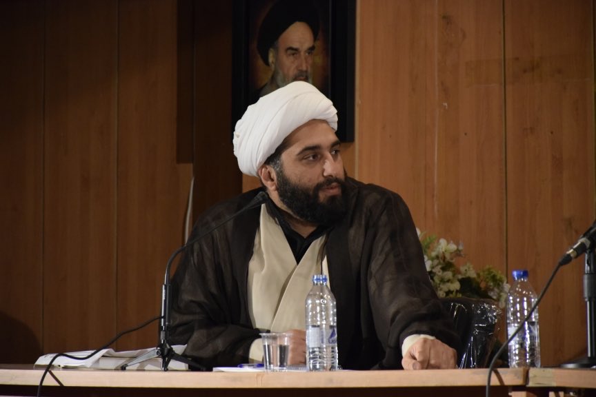 hossein_pak69's tweet image. هشت سال پیش، در چنین روزهایی و در سال‌های پایانی تحصیل در دانشگاه علامه طباطبایی، مناظره‌ای با عنوان «کربلا؛ درس مذاکره یا حماسه؟» برگزار کردیم. مهمانان آن نشست، آقایان حامد کاشانی و بروجردی بودند. در آن مناظره، جناب کاشانی با استدلال‌هایی محکم و مستند، به طرف مقابل که مدعی بود…