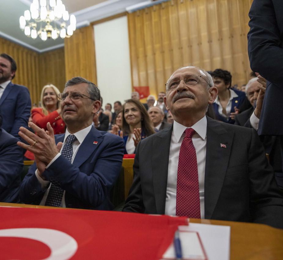 Levent Gültekin:

“Kemal Bey'in 14 yıllık genel başkanlık sürecinde aldığı tüm kararların altında Özgür Özel ve bugünkü kadronun imzası var.

2023 adaylığının ilanında Özgür Özel'in desteği ve ağlaması var.”