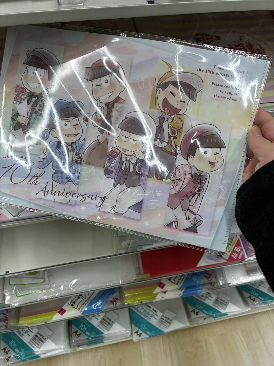 printf_gd's tweet photo. 100均でおそ松さんのグッズが売ってる！！
こんなんアニメイトで800円ぐらいするでしょ！
おそ松さんってもうドラえもんとかミッキーみたいな域まで来たの？ https://t.co/yjTsXBw1C0